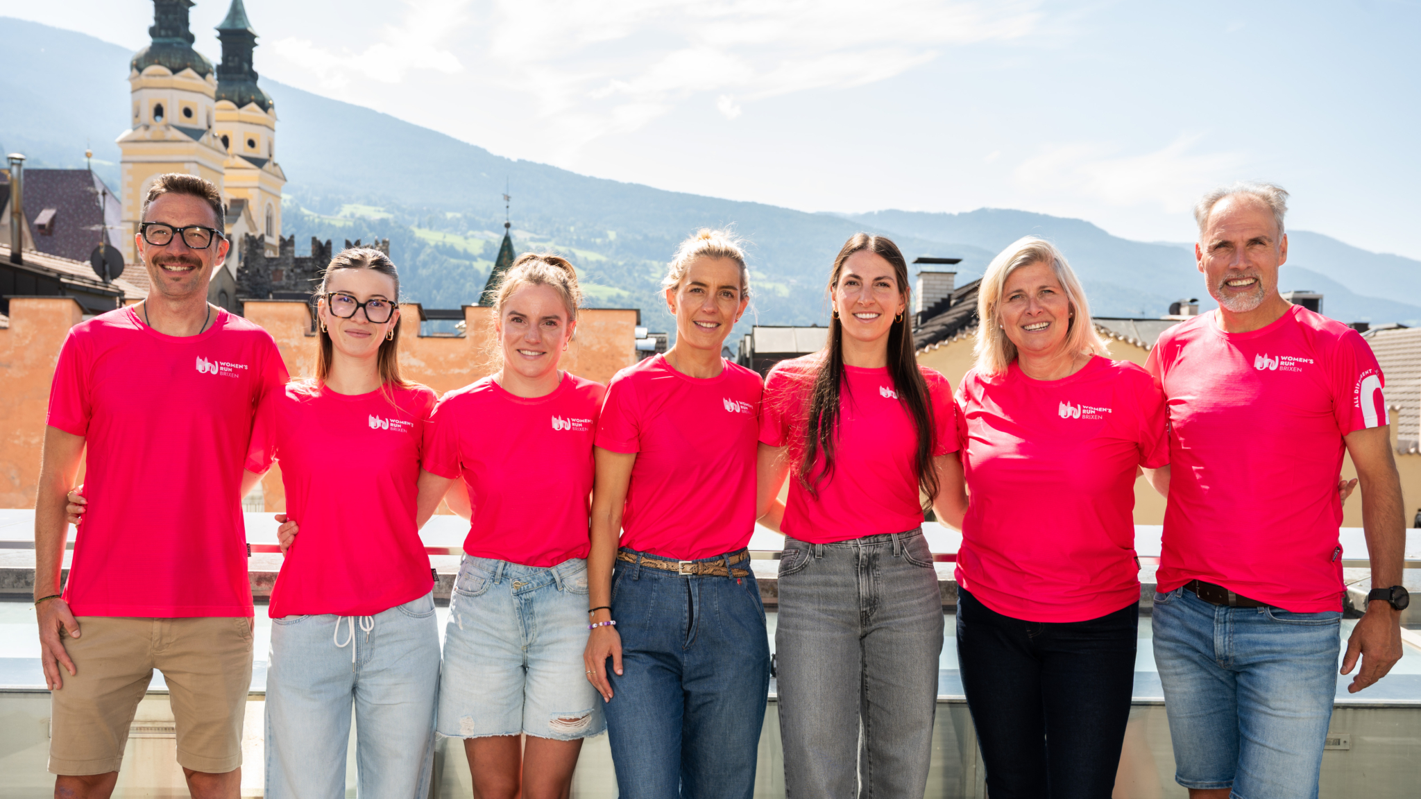 Il Team Organizzatore Con Le Magliette Pink – Da Sinistra Roald Bertol, Lea Posch, Katrin Kaltenhauser, Evi Hilpold, Claudia De Santis, Petra Ellecosta E Christian Jocher (c) M.cimadom
